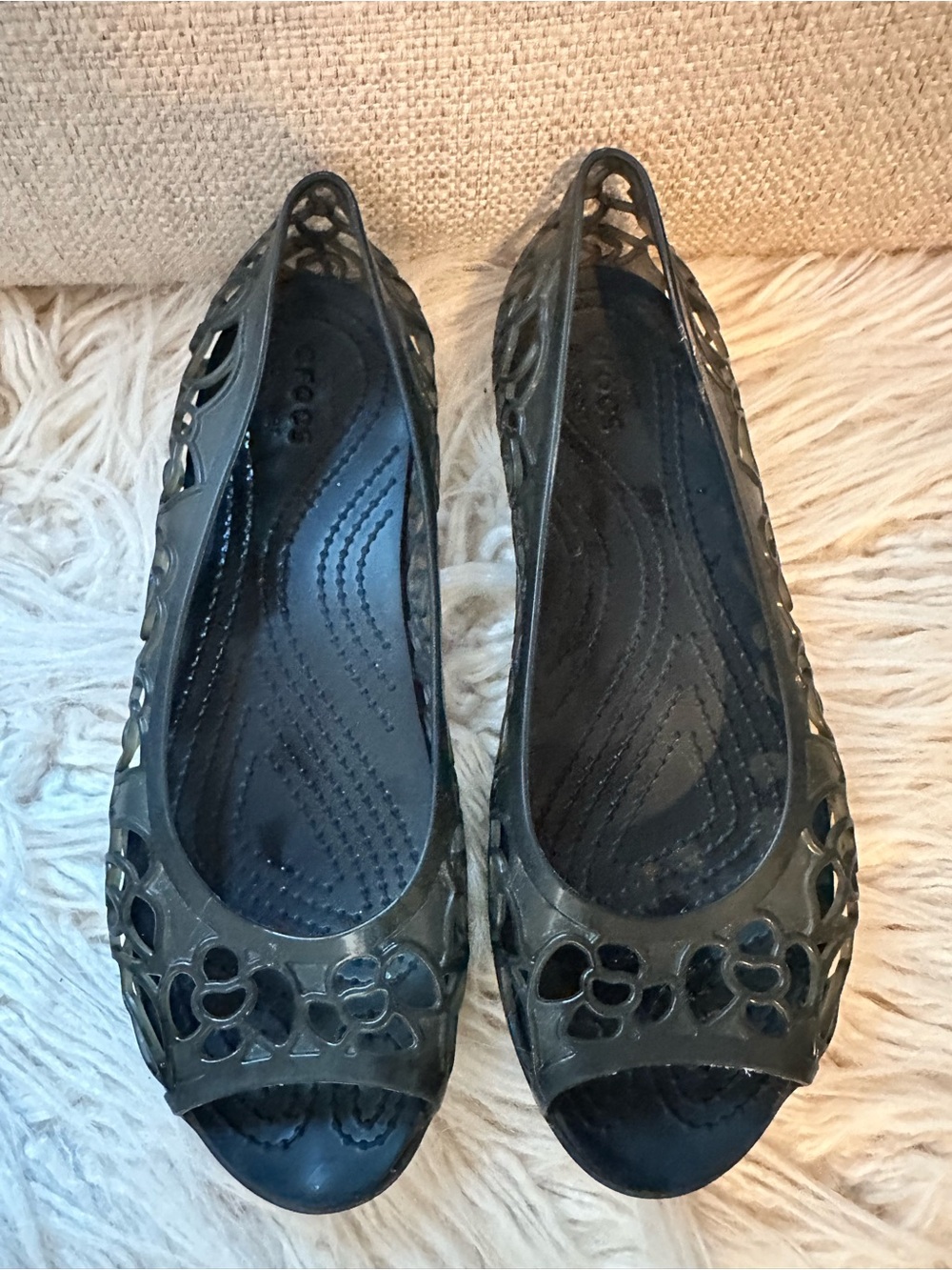 2 Pairs of Crocs Women’s size 6 Flats | Lightweight, Comfort Shoes - Picture 9 of 12